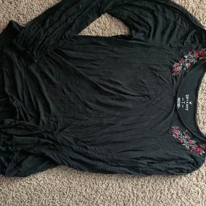 Black long sleeve American Eagle top w/ roses on each shoulder. Size Large